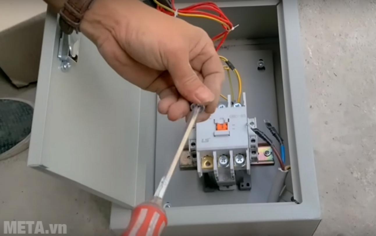 Cụm điều khiển trung tâm của tủ cơm công nghiệp giúp kiểm soát thời gian và tải điện ổn định.