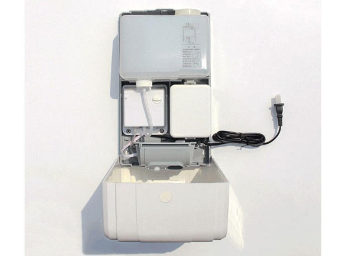 Xinda XDQ-210 treo tường, phù hợp khu đông người nhờ dung tích 2 lít và cảm biến hồng ngoại.