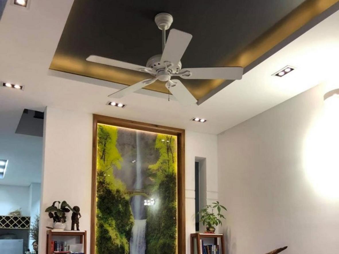 Động cơ AC 100W giúp Hunter Savoy 24526 tạo gió mạnh và vận hành ổn định.