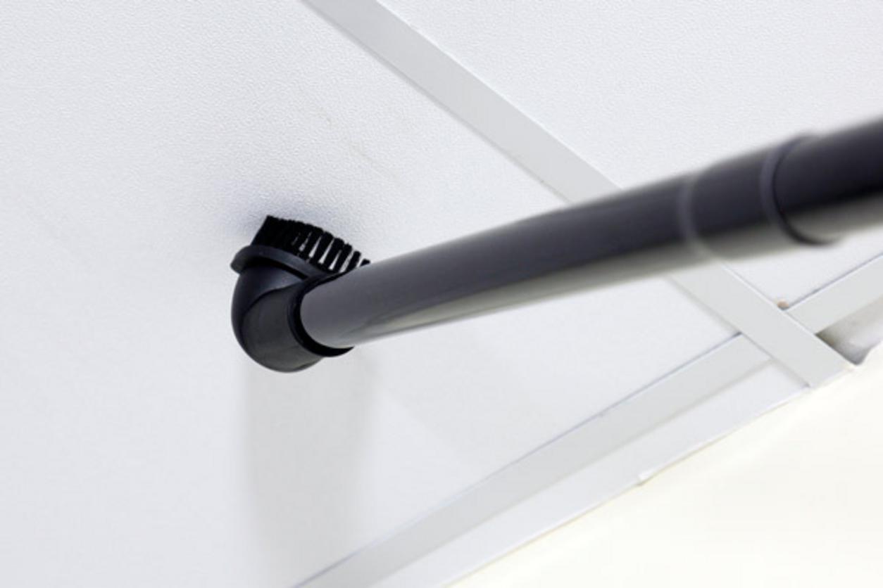 Lavor LVC 30 XS hút khô và ướt, xử lý tốt bụi bẩn và nước đọng trong xưởng nhỏ.