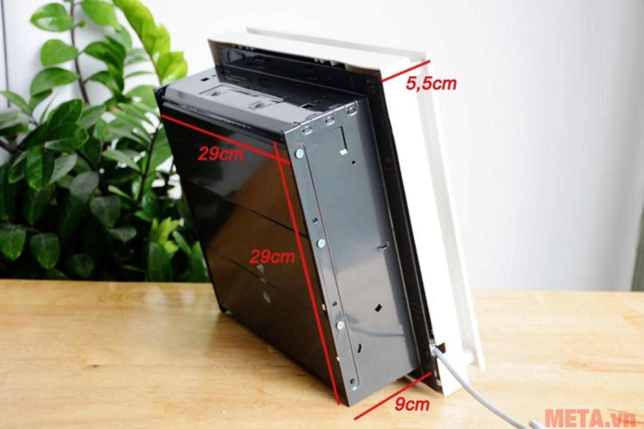 IPX4 và lưới chắn nhựa giúp quạt phù hợp hơn với không gian ẩm.