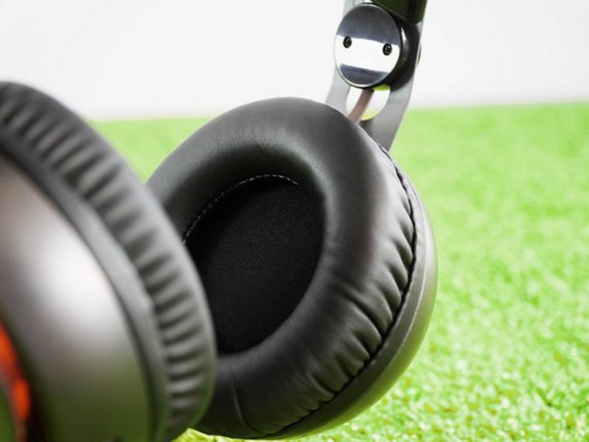 Jack 3.5mm và dây 2m giúp SoundMax AH328 cắm là dùng, tiện cho PC và laptop.