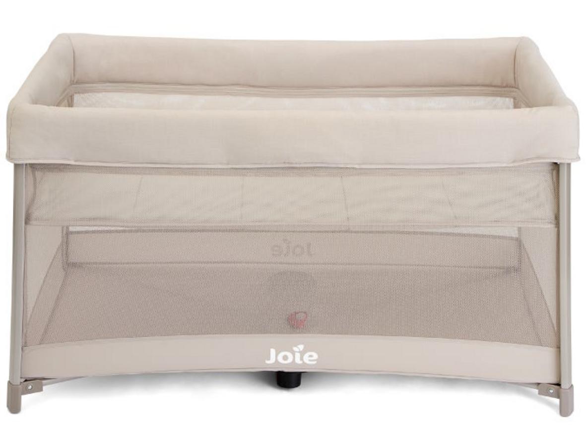 Thông số Joie Amigo 120 Vanilla: gọn khi gấp, đủ rộng khi mở.