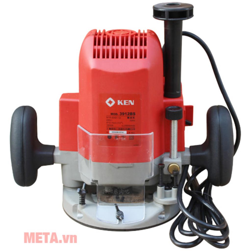 Công suất 1.850W giúp Ken 3912BS xử lý phay nặng và gỗ cứng tốt hơn.