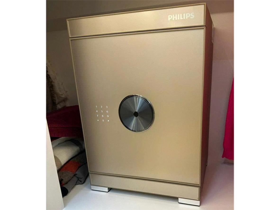 Két sắt Philips SBX602 nổi bật với thiết kế tối giản và lớp bảo mật thông minh.