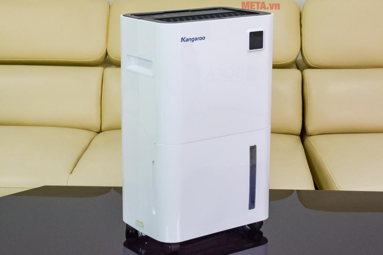 Bình chứa 2 lít của Kangaroo KGDH16 giúp giảm tần suất đổ nước khi dùng lâu