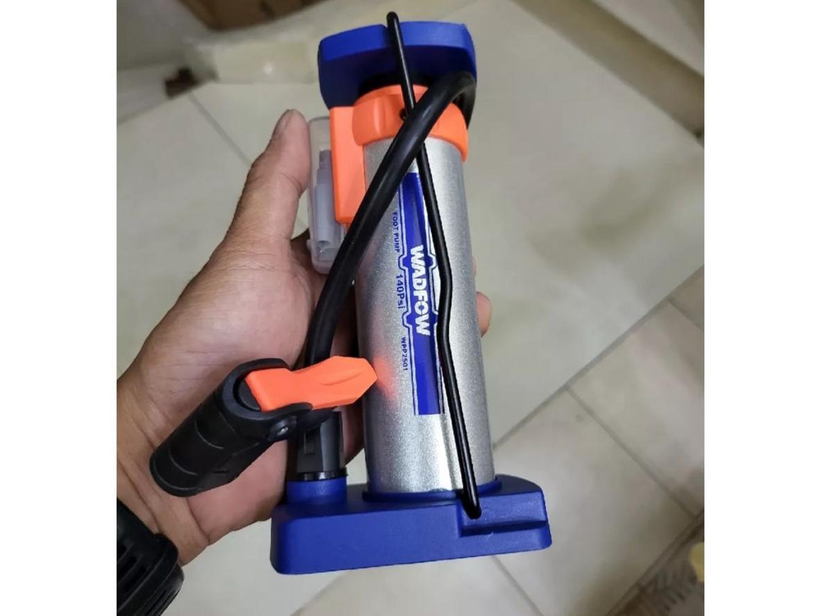 Khung thép sơn tĩnh điện và bàn đạp cao su giúp bơm ổn định, bền bỉ khi sử dụng.