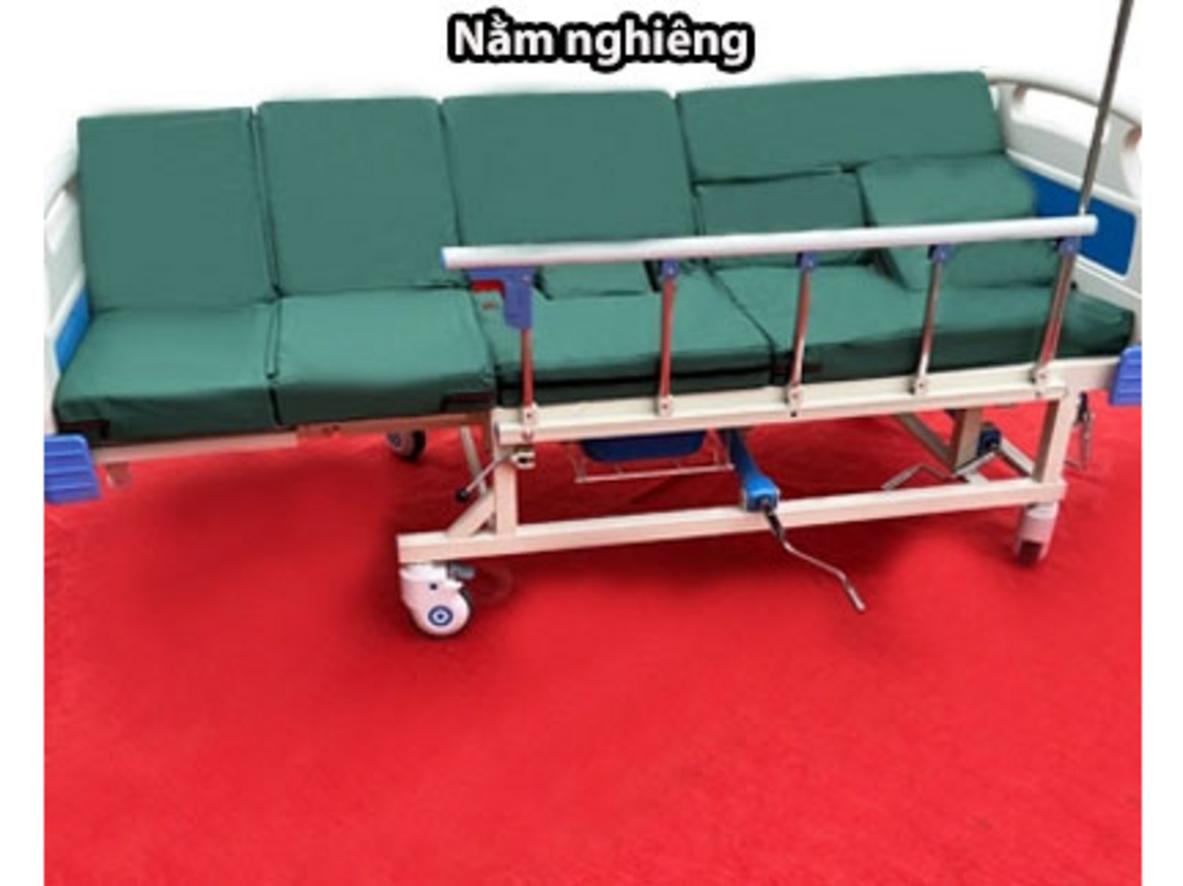 Khung thép sơn tĩnh điện và bánh xe khóa phanh giúp giường y tế Lucass GB-106 vận hành ổn định.
