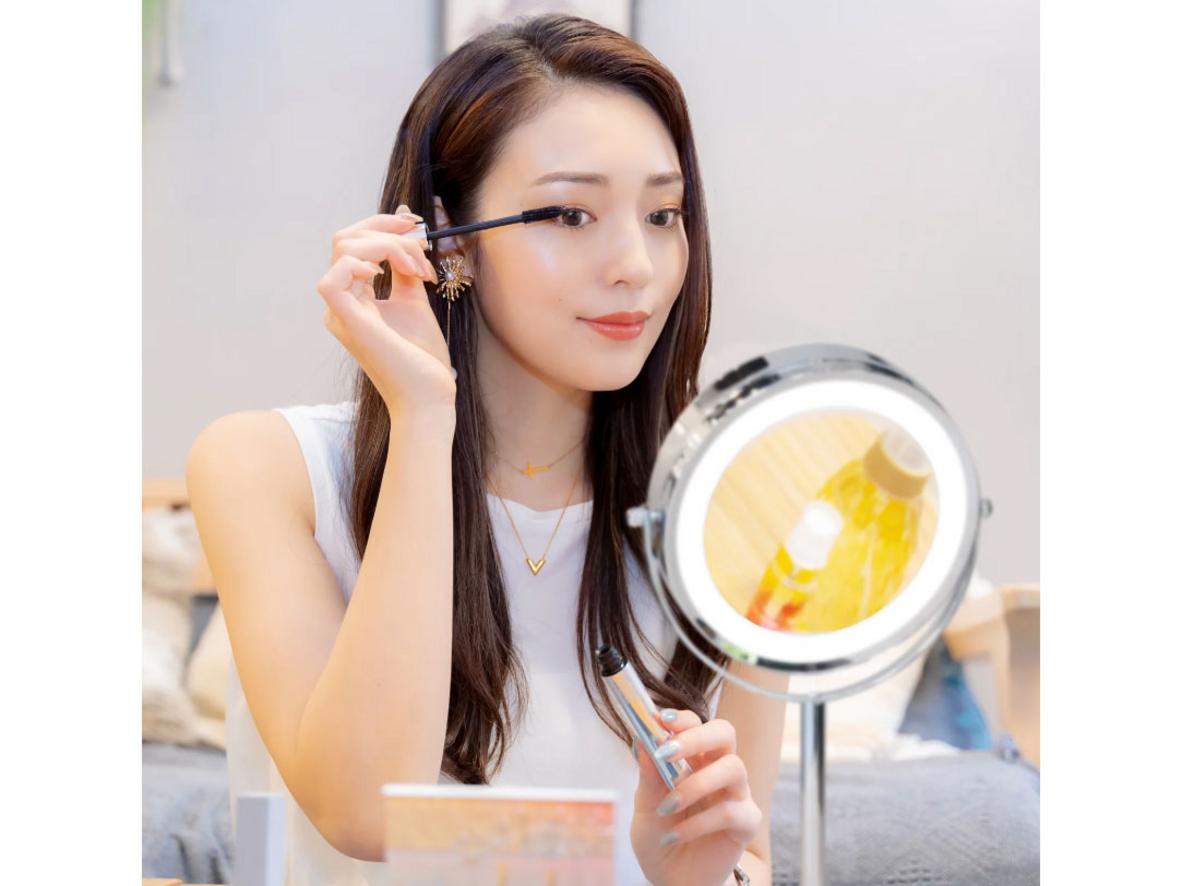 Chất liệu kính và thép tạo cảm giác chắc chắn khi dùng hàng ngày.