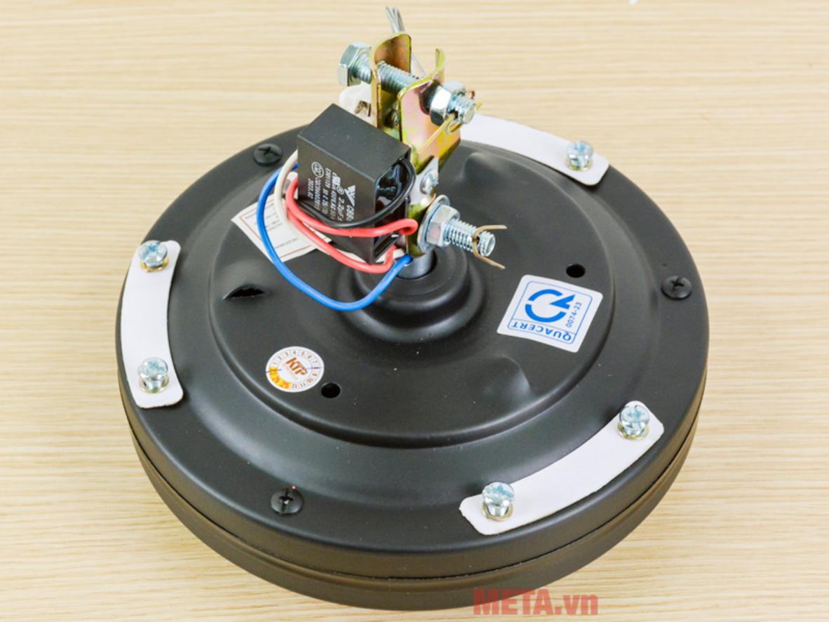 Hộp số gắn tường giúp chỉnh 3 mức gió của KTP 15 nhanh và đơn giản.
