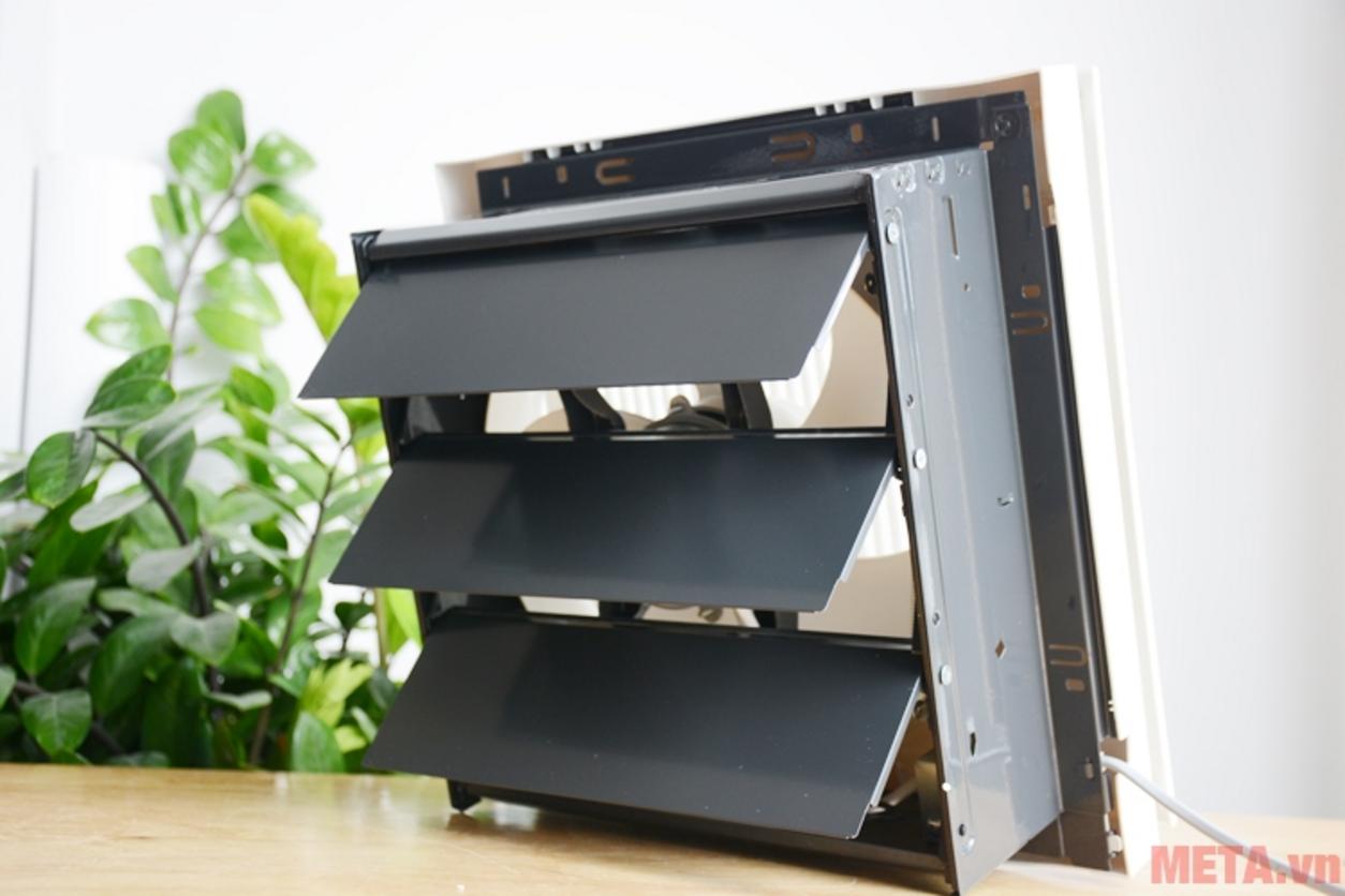 Kích thước lỗ chừa 30 x 30 cm giúp lắp thay quạt thuận tiện.