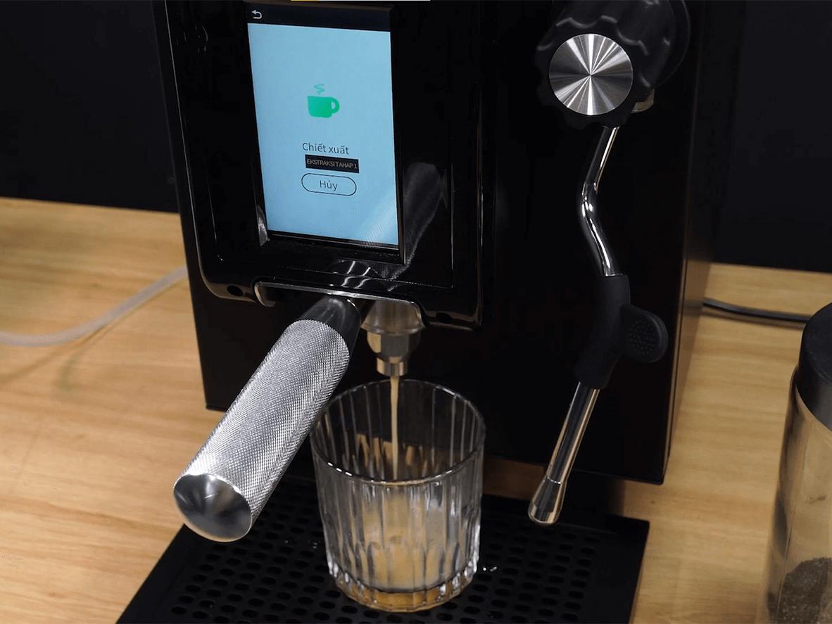Bình 3 lít và thân máy gọn giúp LT-150 phù hợp quầy nhỏ.