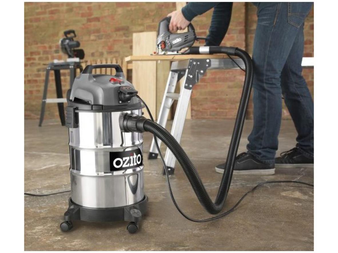 Lực hút 16.000Pa giúp Ozito VWD-1530 xử lý bụi và nước đọng nhanh gọn.