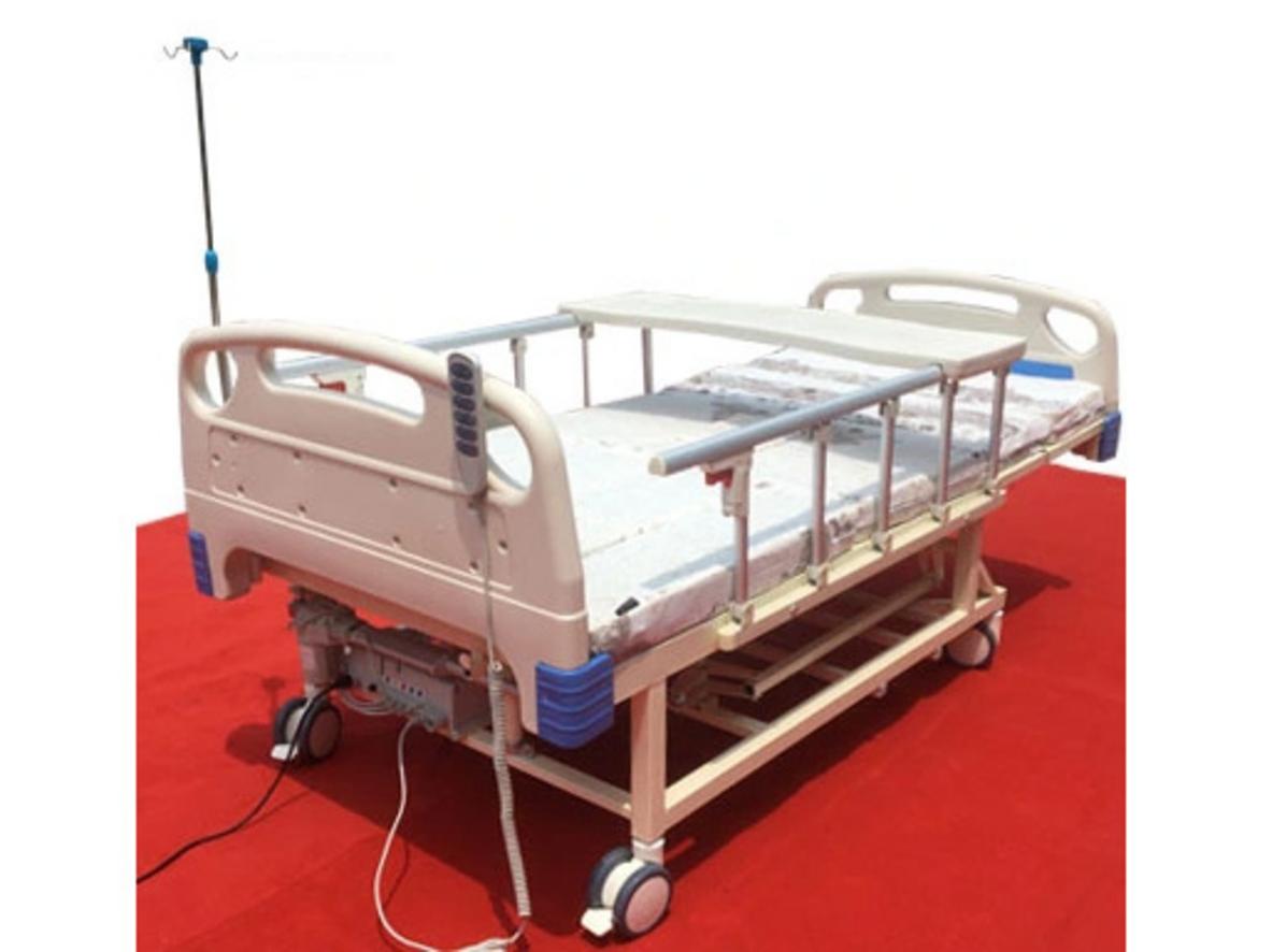 Remote điều khiển cầm tay giúp thao tác nâng hạ và đổi tư thế nhanh hơn.