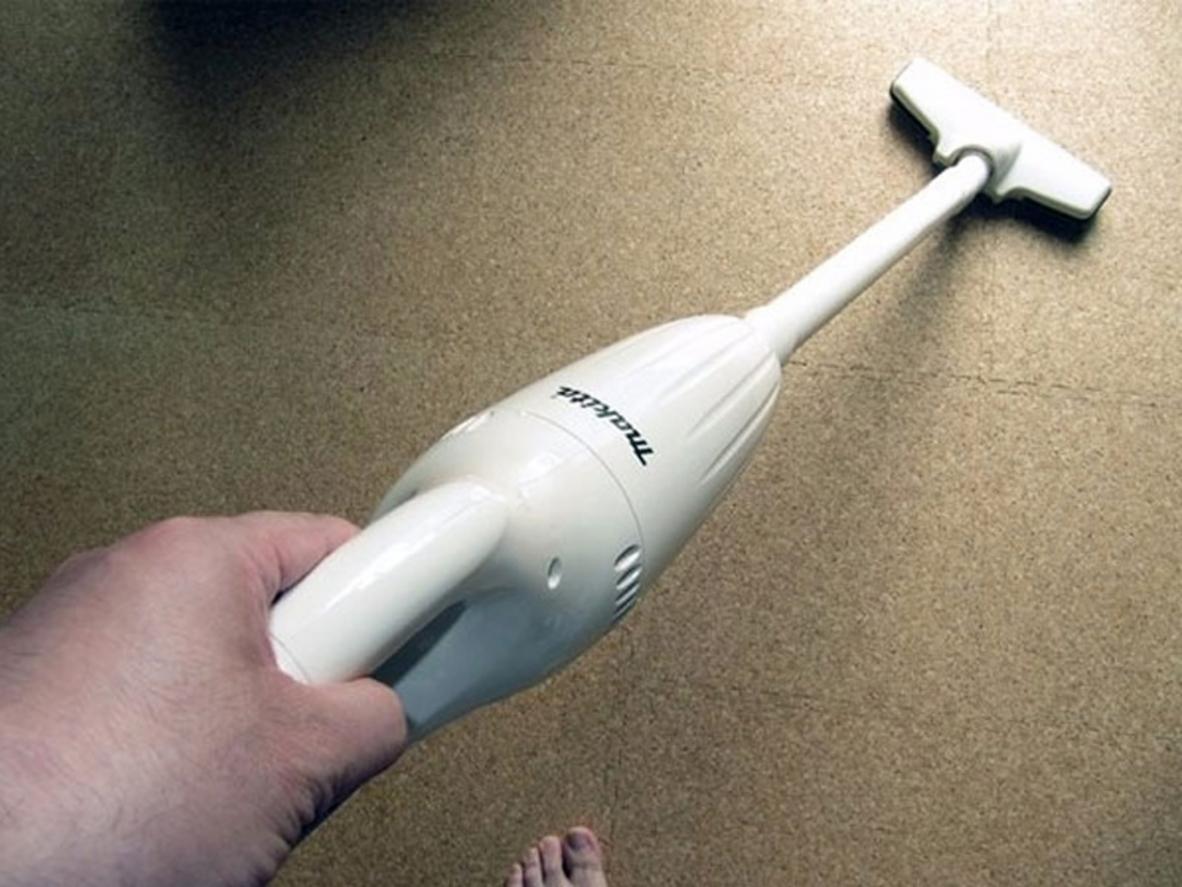 3 mức hút của Makita CL107FDZW giúp cân bằng giữa lực hút mạnh và thời lượng pin.