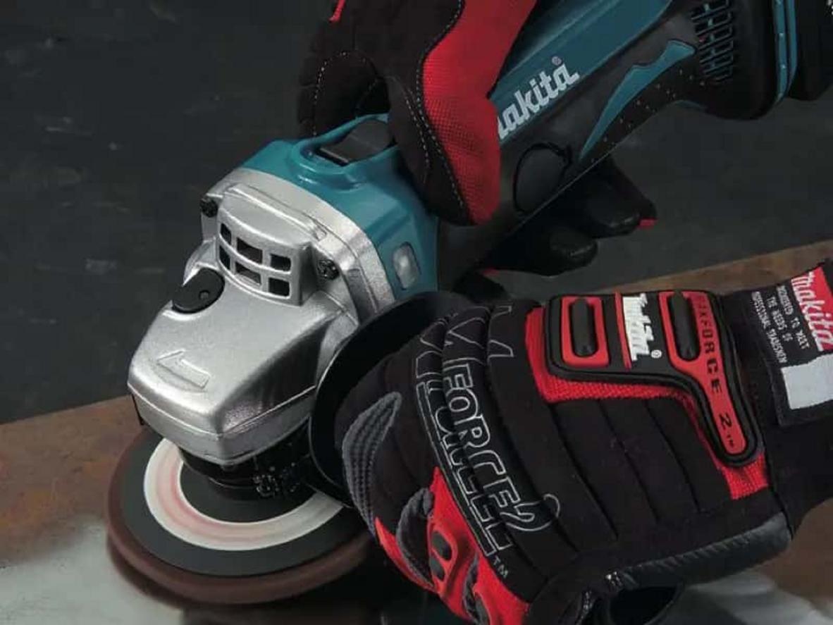 Makita DGA402RT gọn nhẹ, dễ thao tác trên công trình và trong không gian hẹp.