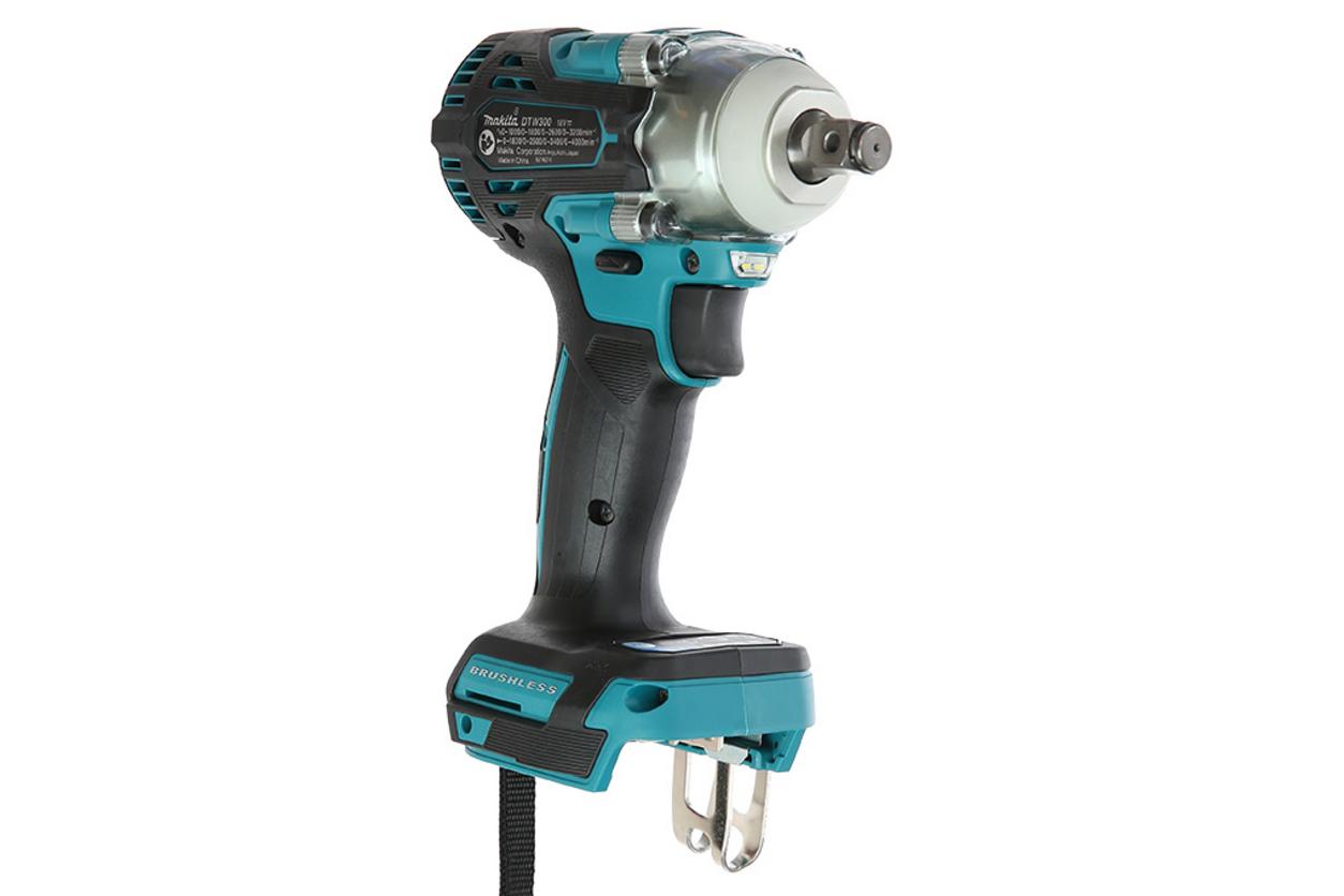 Makita DTW300Z 330 Nm phù hợp tháo siết bu lông trong gara và xưởng cơ khí.