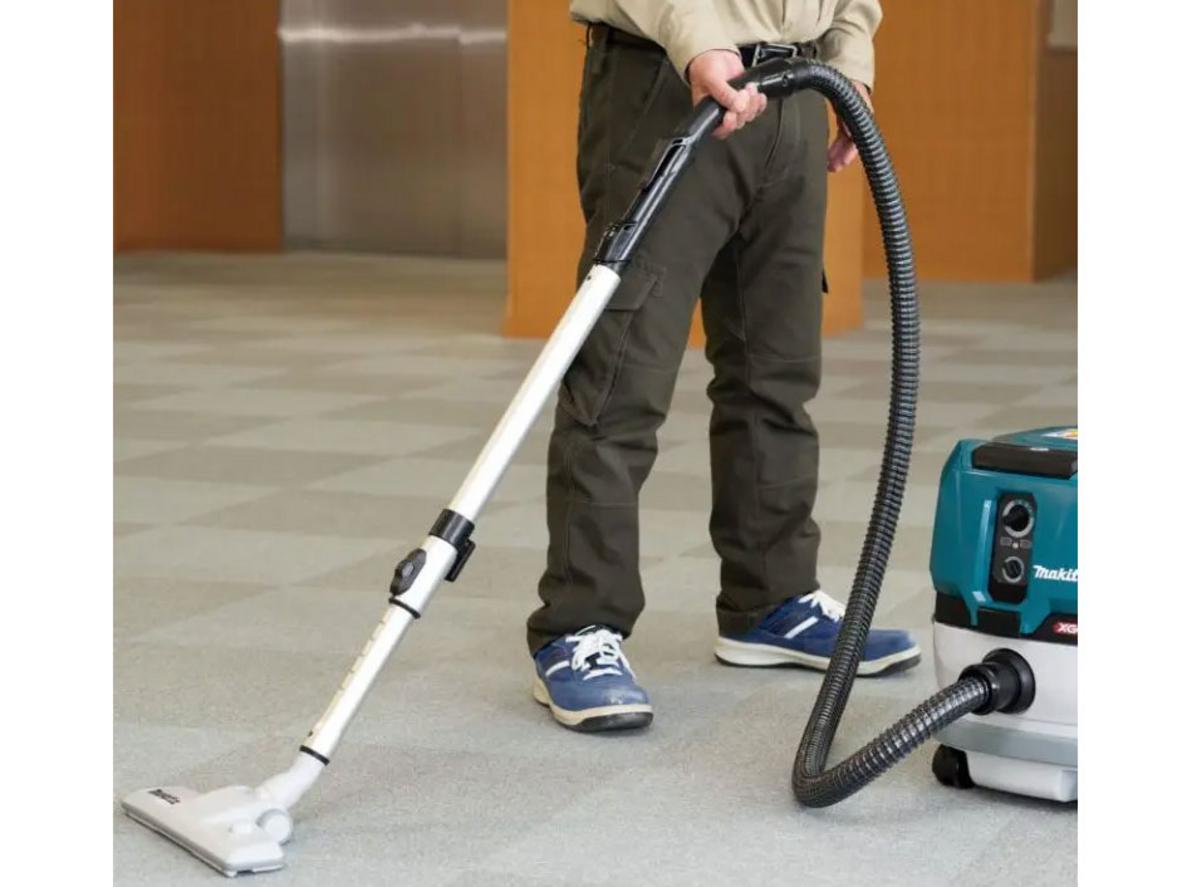 Máy hút bụi Makita VC001GLZ xử lý linh hoạt cả bụi khô và nước đổ.