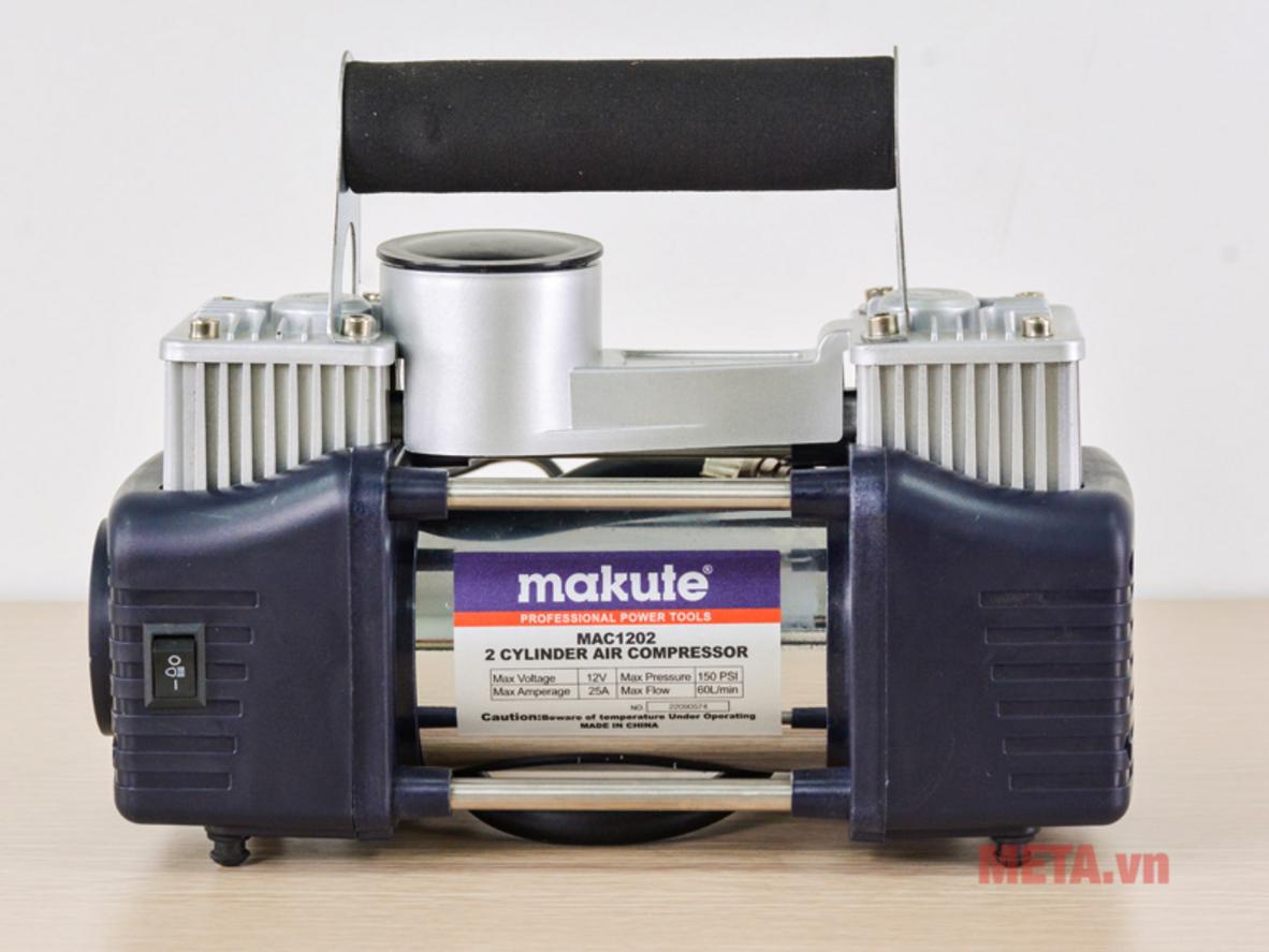 Nguồn 12V và dây 2,5m giúp bơm lốp tiện lợi ngay trên xe.
