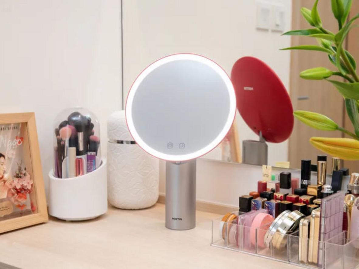 Mặt gương 200mm kết hợp hợp kim nhôm và nhựa ABS cho cảm giác chắc chắn, cao cấp.