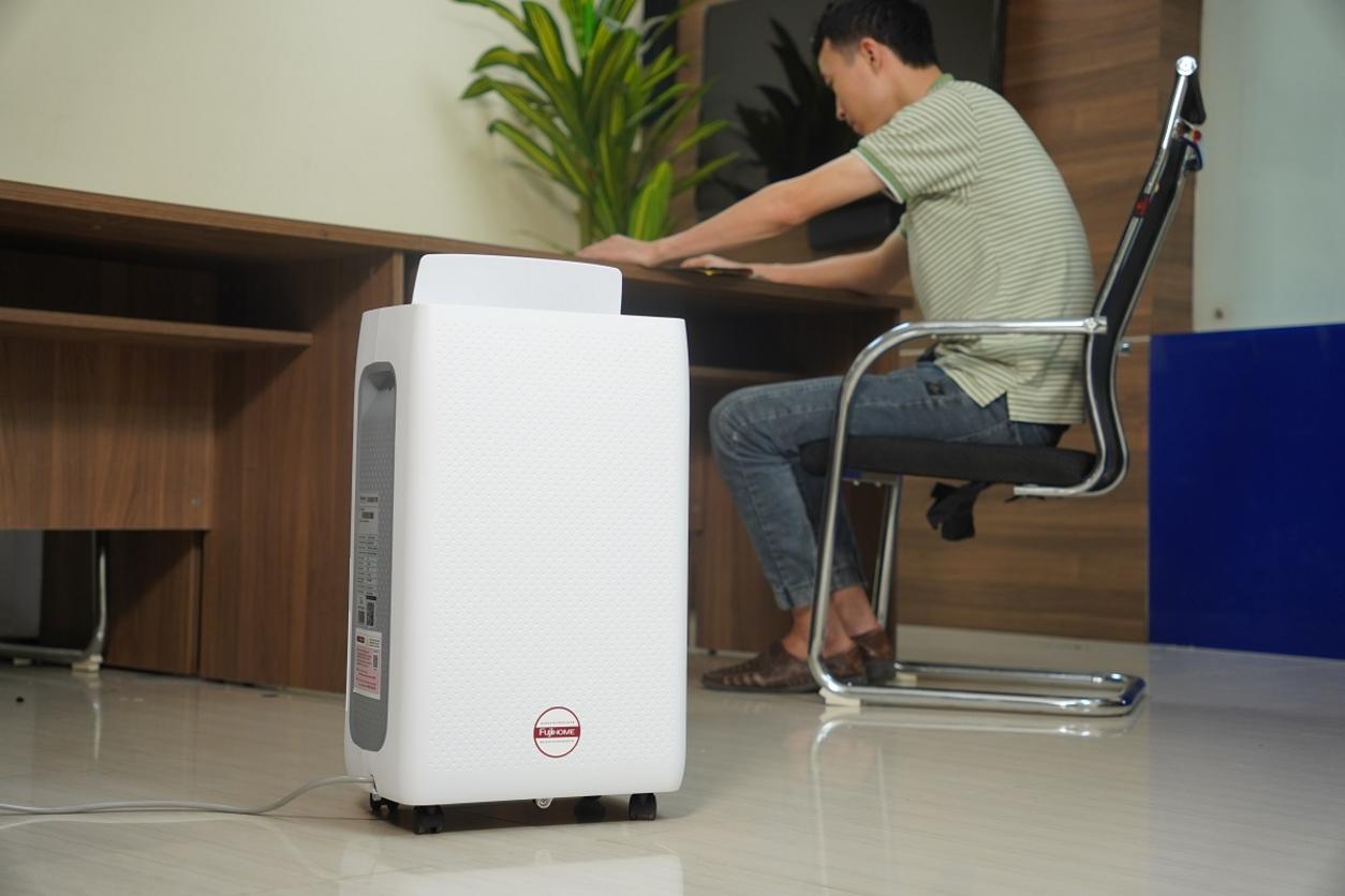 Máy hút ẩm dân dụng Fujihome DH18W phù hợp phòng 20–30m², vận hành êm và điều khiển Wi‑Fi tiện lợi.