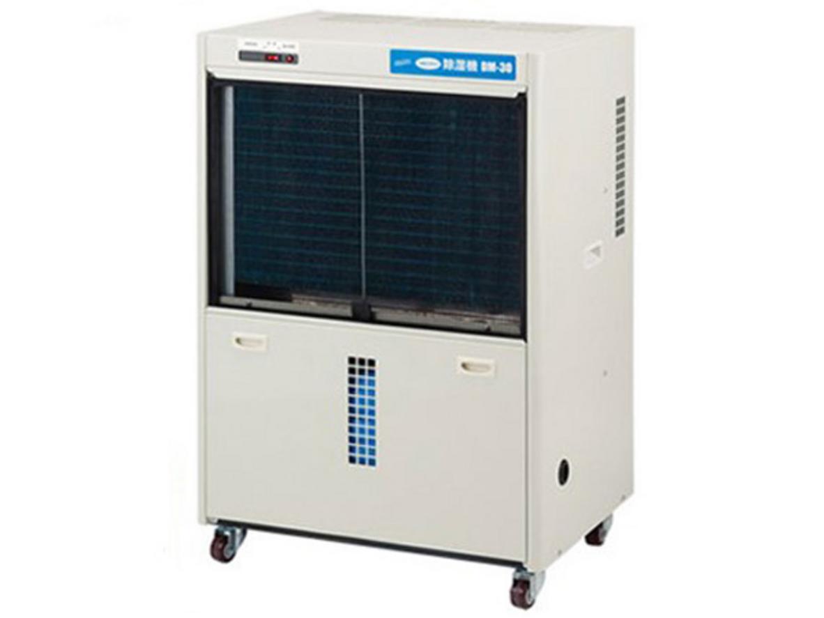 Máy hút ẩm di động Nakatomi DM-30V cho kho xưởng cần kiểm soát ẩm liên tục.