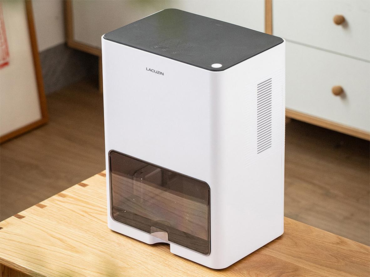 Máy hút ẩm Lacuzin LCZ100WT 3 lít gọn nhẹ, thích hợp không gian nhỏ cần kiểm soát ẩm thường xuyên.