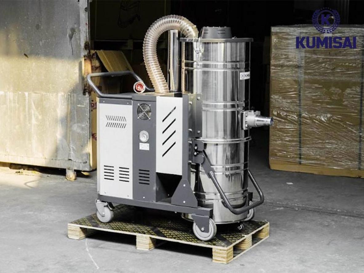 Máy hút bụi công nghiệp Kumisai KMS100 với thùng inox 100L, phù hợp nhà xưởng và kho bãi.