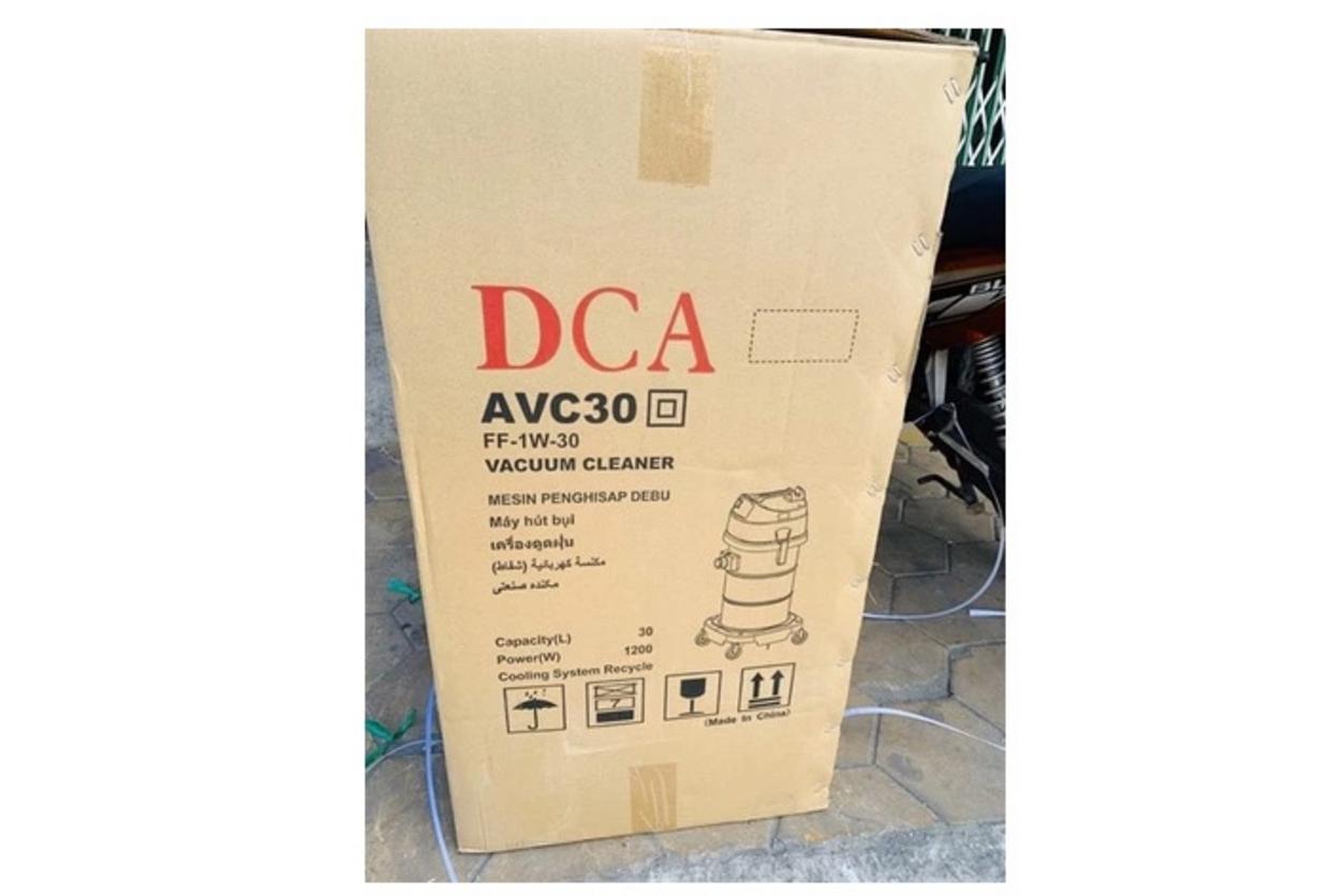 Bộ phụ kiện của máy hút bụi DCA AVC30 gồm đầu hút sàn, ống nối cứng và ống nối mềm.