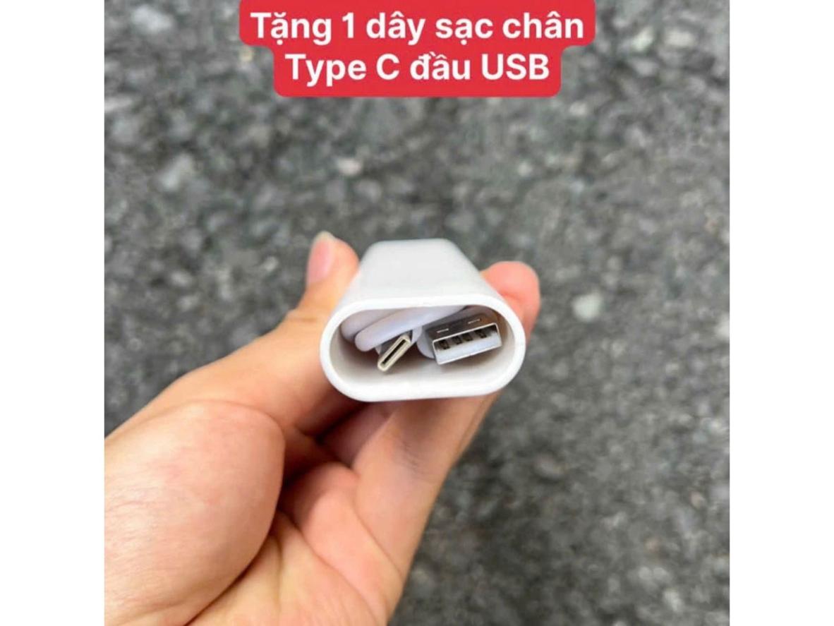 Máy hút bụi dùng pin mini Dekton DV3 nhỏ gọn, phù hợp dọn nhanh nệm, sofa và ô tô.