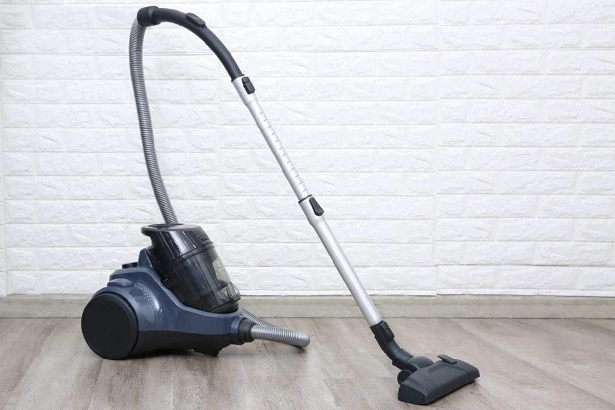Cyclonic và 2000W giúp máy hút bụi Electrolux EC41-2DB làm sạch nhanh trên nhiều bề mặt.