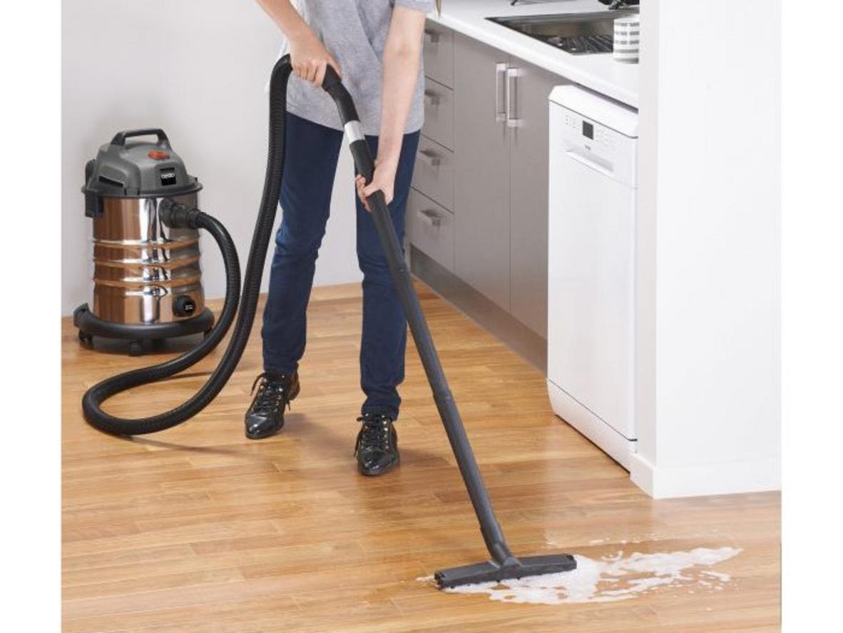 Cấu hình máy hút bụi khô và ướt Ozito VWD-1530 30 lít cùng bộ phụ kiện đi kèm.