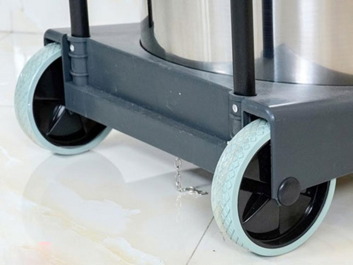 Kumisai KMS 70A dùng 2 mô tơ 3000W, thùng inox 70 lít và lưu lượng khí 240 L/s.
