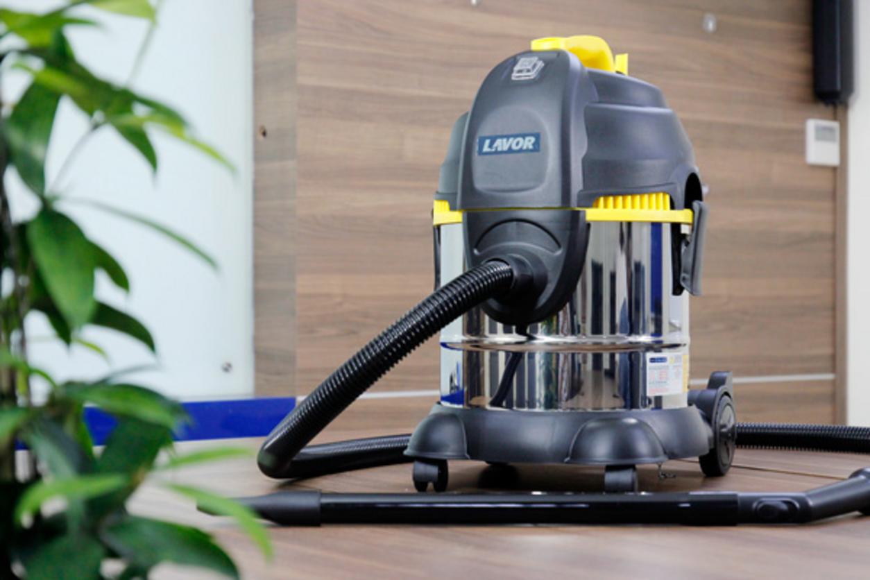 Lavor LVC 30 XS vận hành với công suất 1200W Max 1400W, phù hợp hút khô và ướt liên tục.