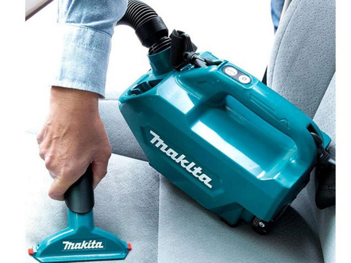 Makita CL121DZ: 12V Max CXT, lực hút 4.6 kPa, thiết kế gọn cho không gian hẹp.