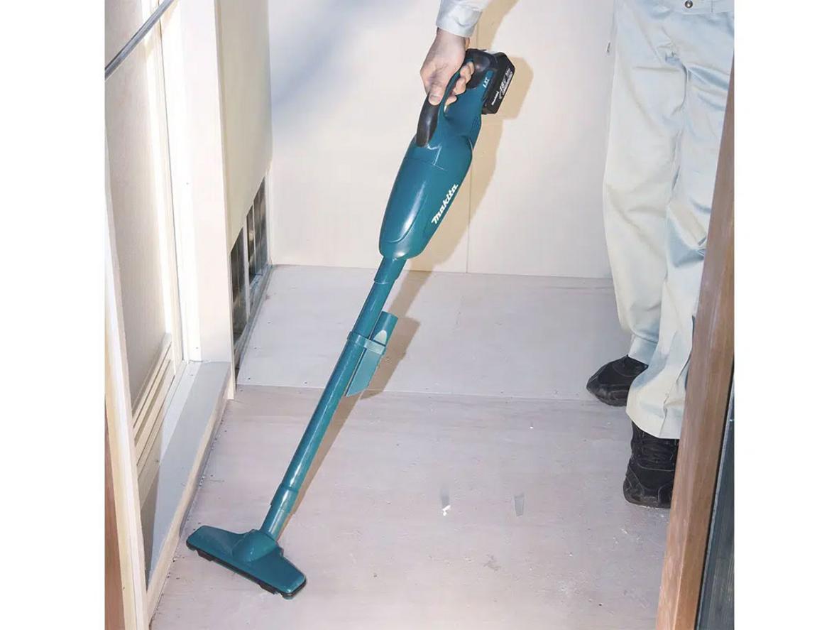 Makita DCL180Z gọn nhẹ, dễ thao tác ở góc hẹp và nội thất ô tô.