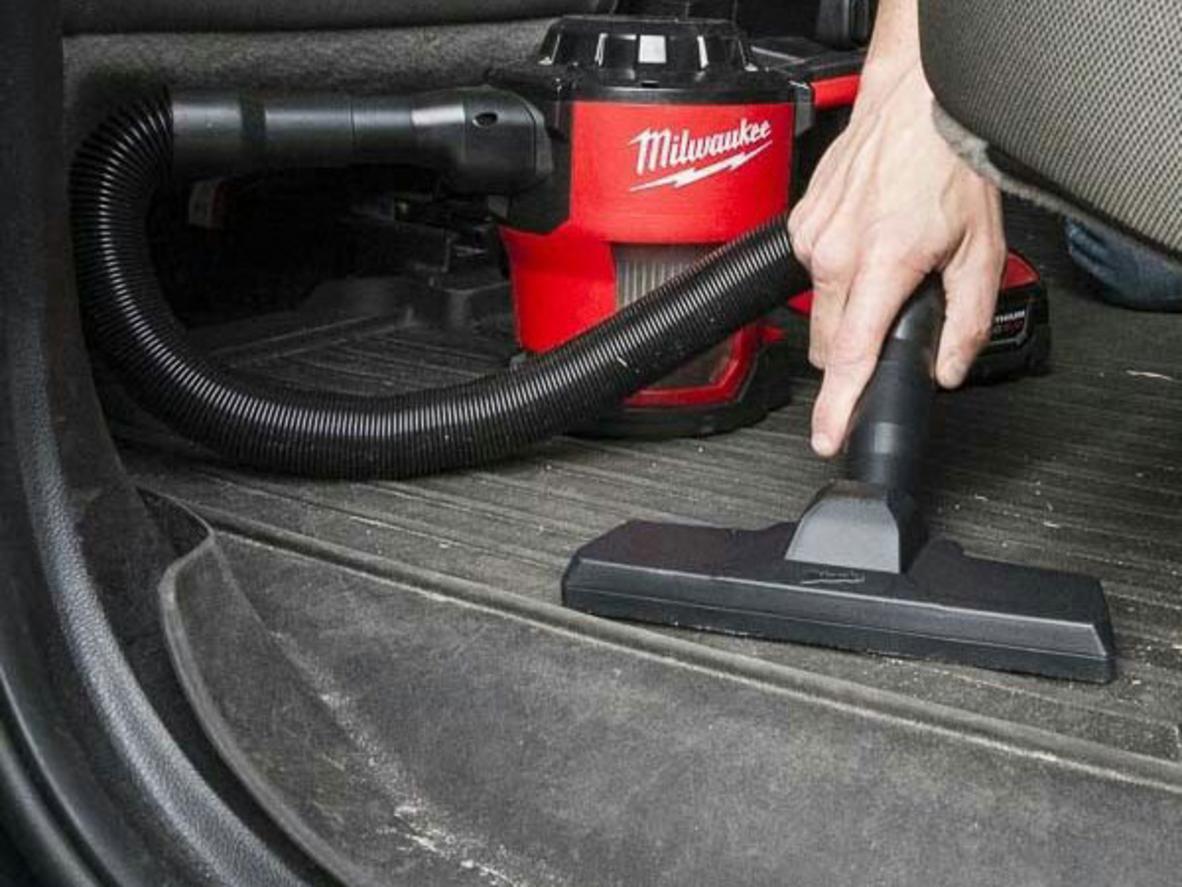 Milwaukee M18 CV-0 nổi bật với lực hút mạnh, ống hút dài 120 cm và lọc HEPA.