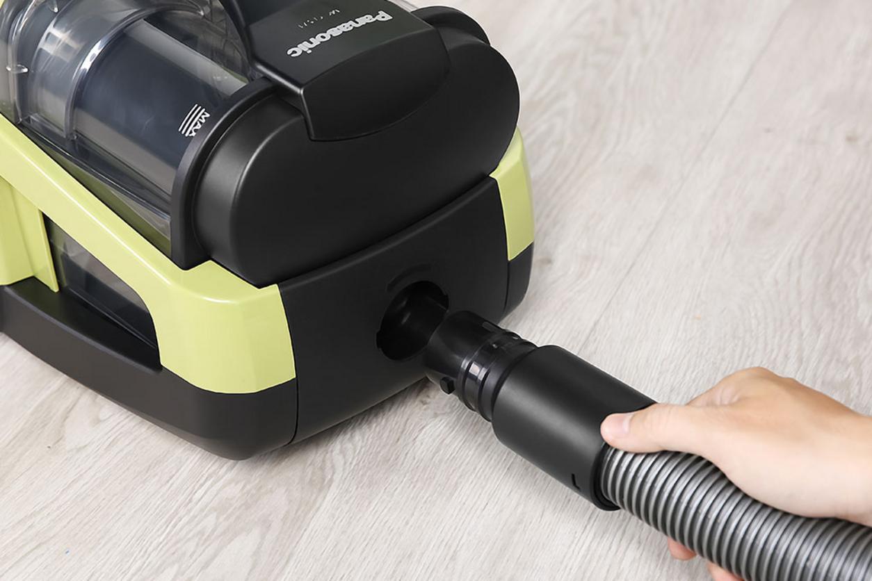 Bộ lọc HEPA 5 lớp hỗ trợ giữ bụi mịn tốt hơn trong quá trình hút.