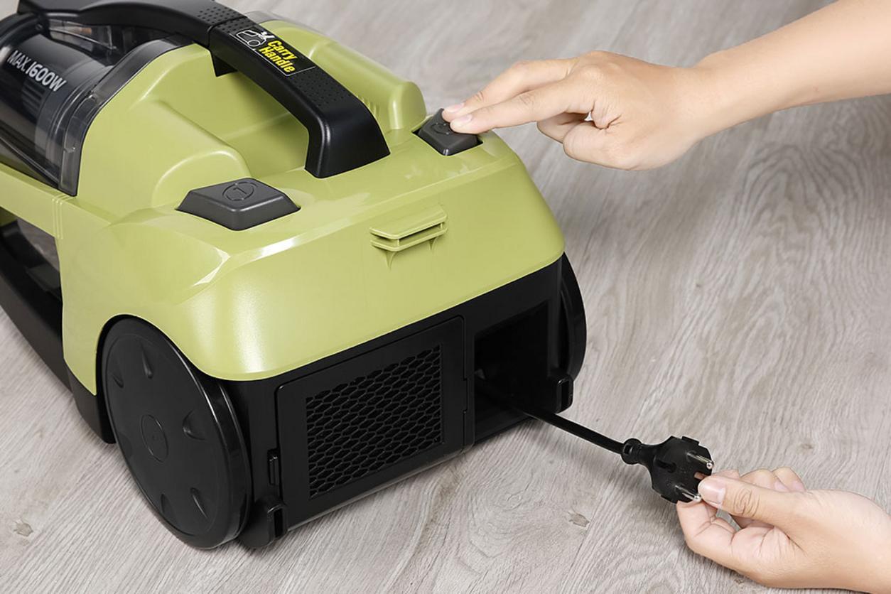 Hộp chứa 2.2 lít giúp hạn chế phải đổ bụi nhiều lần khi dọn nhà.