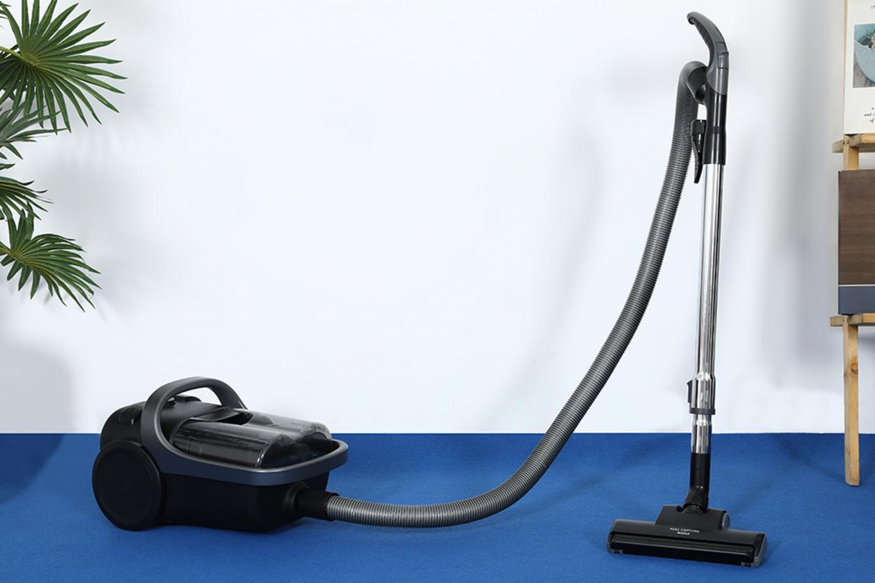 Hộp bụi 2.2 lít và HEPA 7 lớp giúp giảm số lần đổ bụi khi dọn nhà.