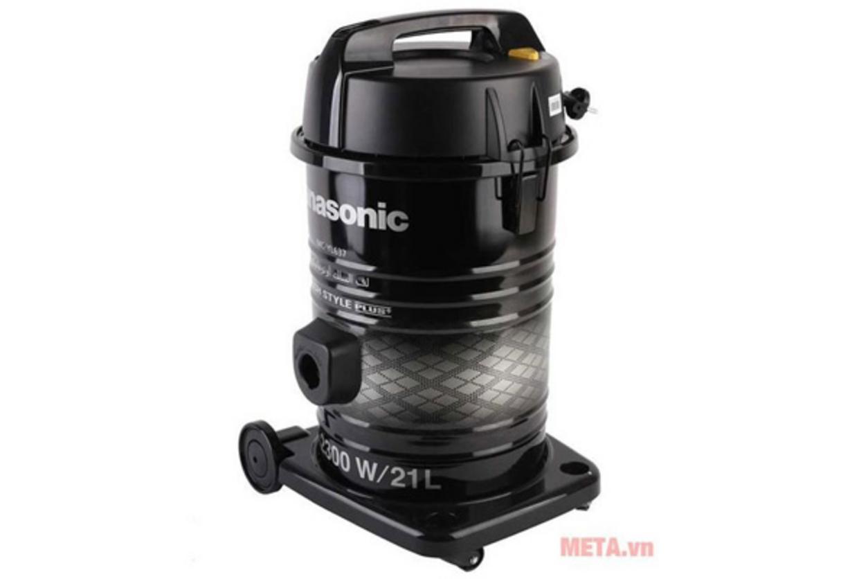 Panasonic MC-YL637SN49 hút nhanh trên diện tích rộng nhờ động cơ 2300W và bình chứa 21L.