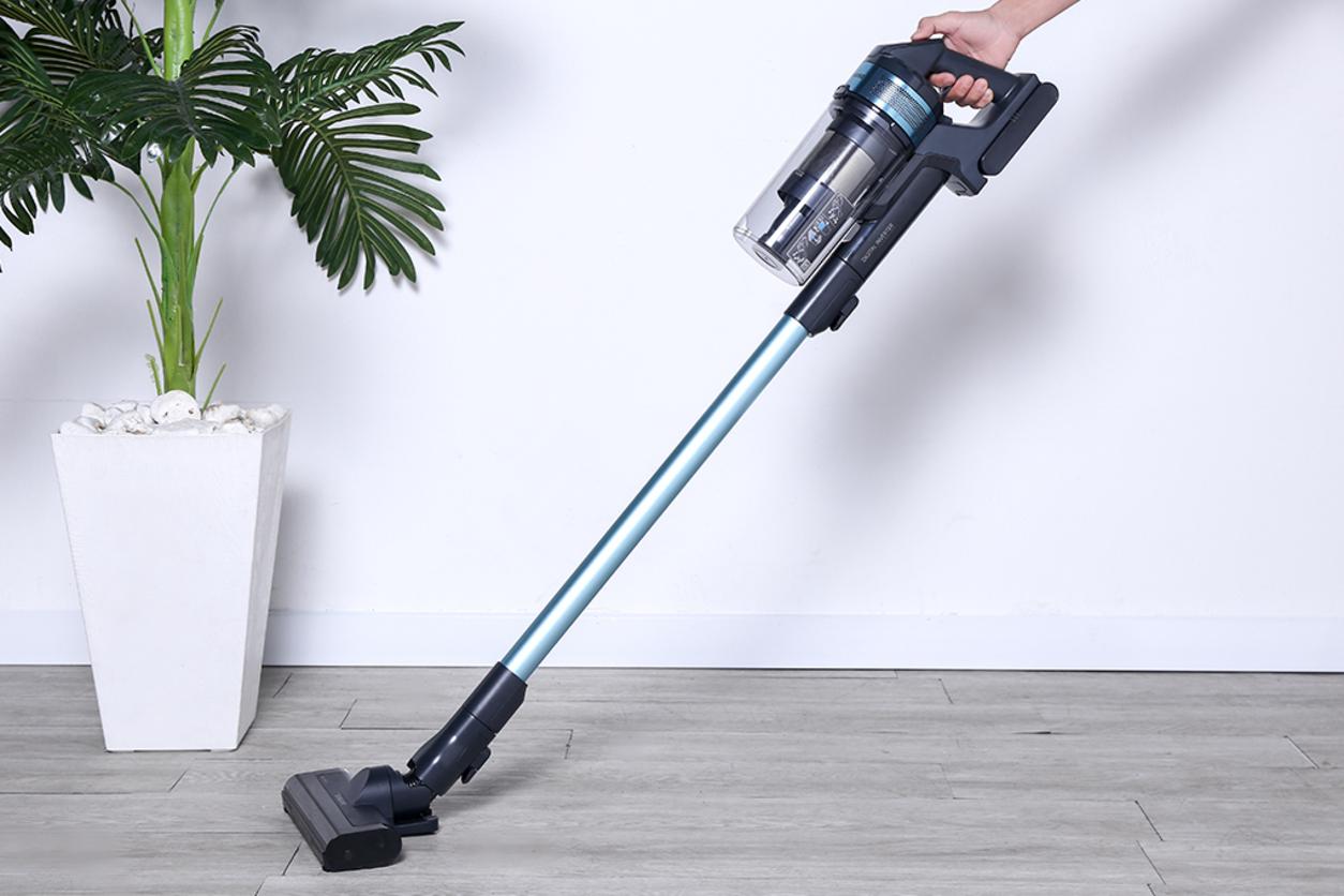 Samsung VS15A6031R1/SV làm sạch linh hoạt trên sàn, sofa và khe hẹp.