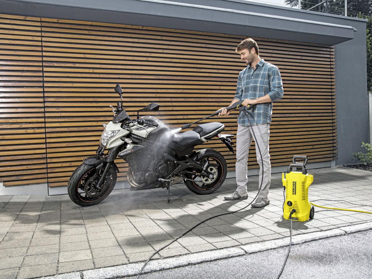 Karcher K 2 Power Control Car giúp rửa ô tô, xe máy nhanh gọn tại nhà.