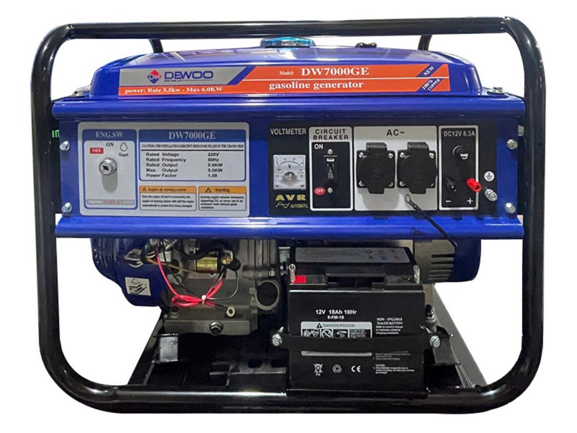 Máy phát điện chạy xăng Dewoo DW7000GE (5KW) với thiết kế chắc chắn, dễ di chuyển, phù hợp điện dự phòng gia đình và kinh doanh nhỏ.
