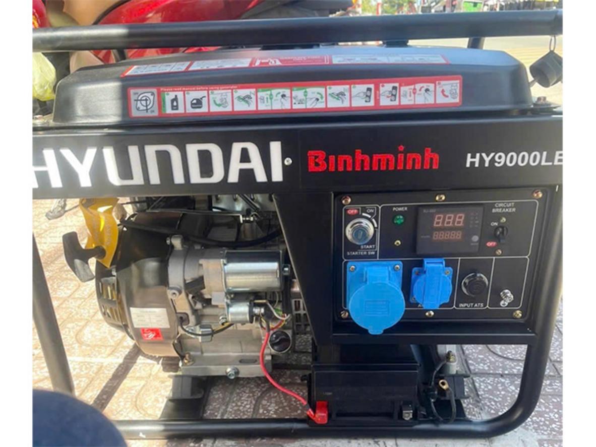 Bình nhiên liệu 25L và hệ khởi động đề điện + giật tay trên Hyundai HY 9000LE.