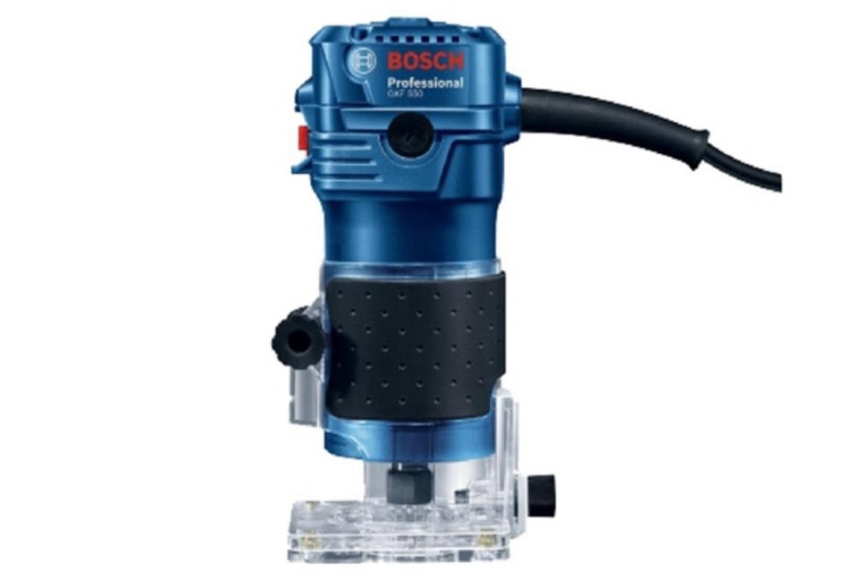 Máy phay Bosch GKF 550 - 06016A00K0 nhỏ gọn, dễ kiểm soát khi phay cạnh gỗ.