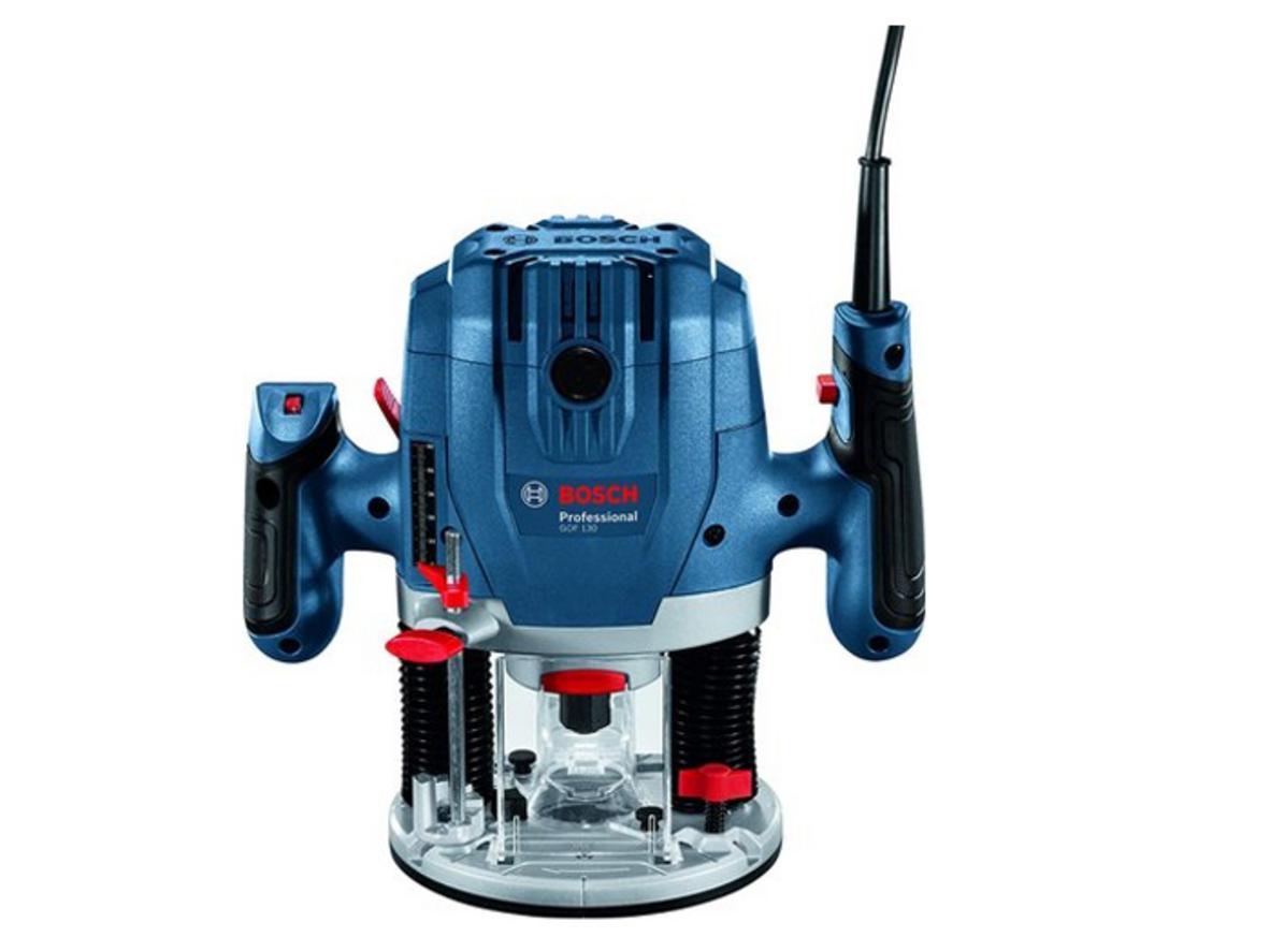 Máy phay gỗ Bosch GOF 130 - 06016B70K1 phù hợp cho phay cạnh và soi rãnh trong xưởng mộc.