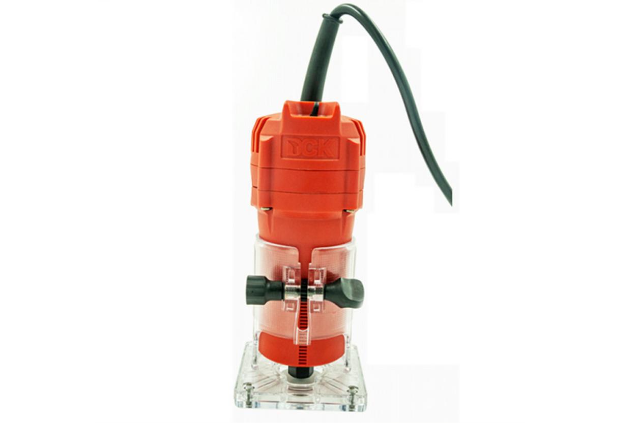Máy phay gỗ DCK KMP02-6 gọn nhẹ, phù hợp soi rãnh và bo cạnh chính xác.