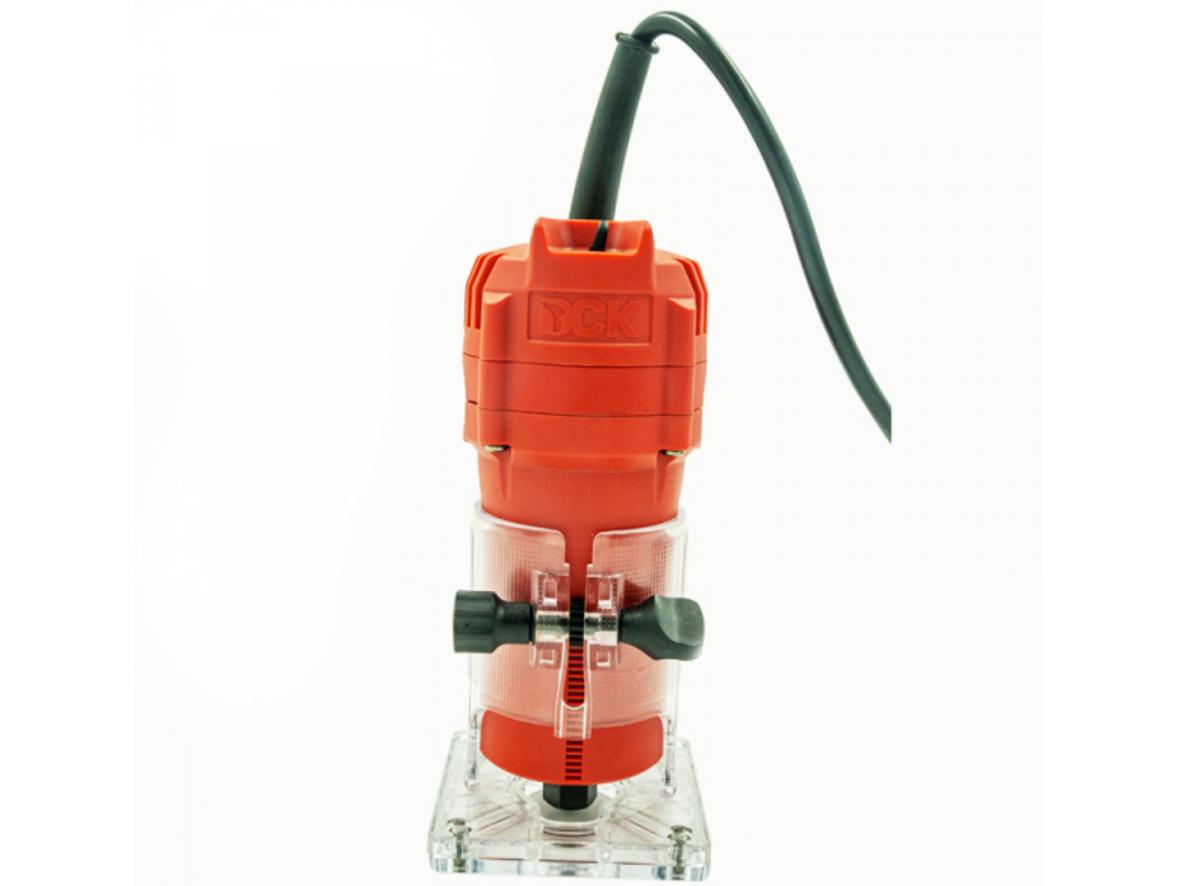 Máy phay gỗ DCK KMP03-6 gọn nhẹ, phù hợp phay mép và soi rãnh gỗ.