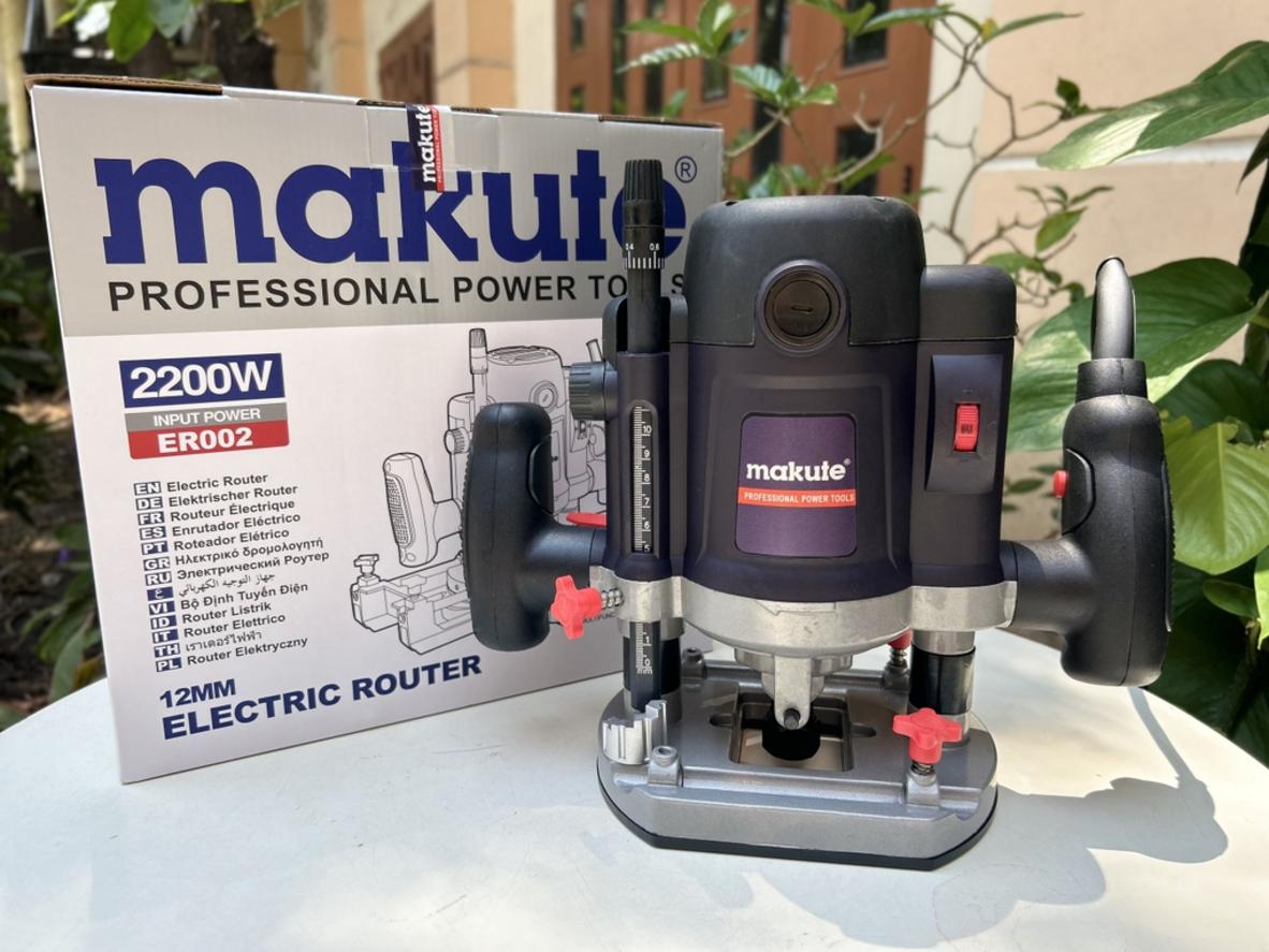 Cốt mũi 12.7mm giúp Makute ER002 tương thích nhiều mũi phay phổ biến.